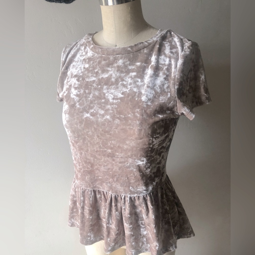 Love Fire size: xs high low hem cream blouse stretch crushed velvet fabric👚